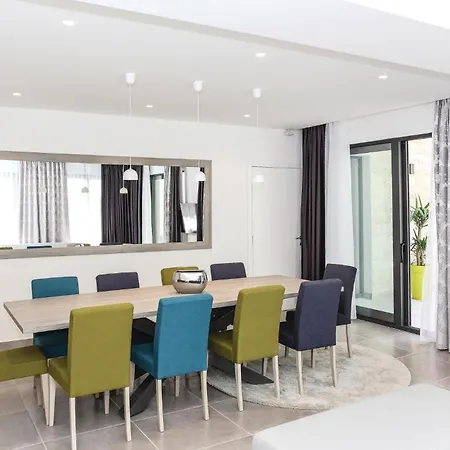 7 Bedroom Beautiful In Saldun