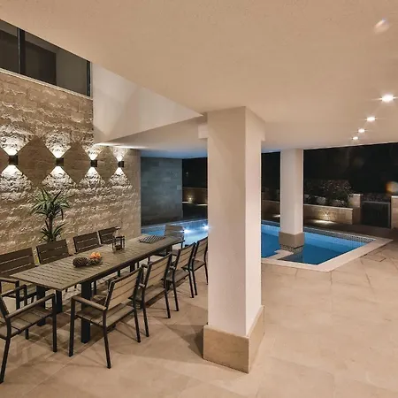 7 Bedroom Beautiful Home In Saldun Trogir
