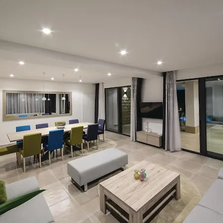 7 Bedroom Beautiful Home In Saldun Trogir